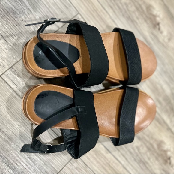 Shoes - 💜2/$10💜- Black sandals with small platform